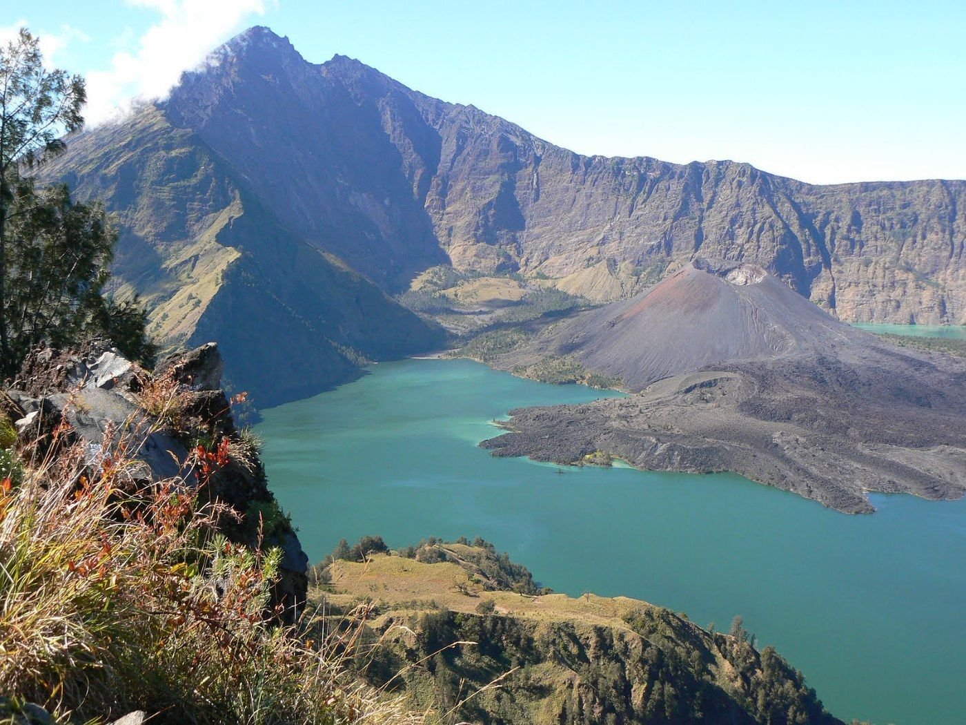 gunung paling angker di Indonesia - YOEXPLORE, Liburan Keluarga