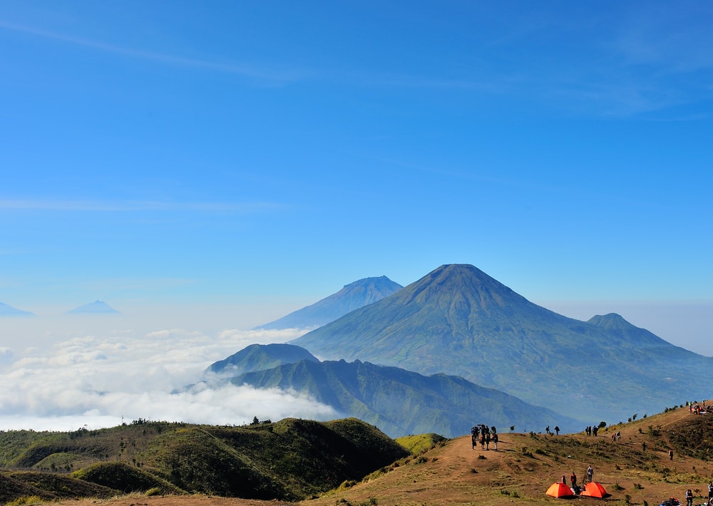  gunung tertinggi di Indonesia  YOEXPLORE Liburan Keluarga