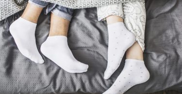 manfaat menggunakan kaus kaki saat tidur - yoexplore, liburan keluarga - yoexplore.co.id