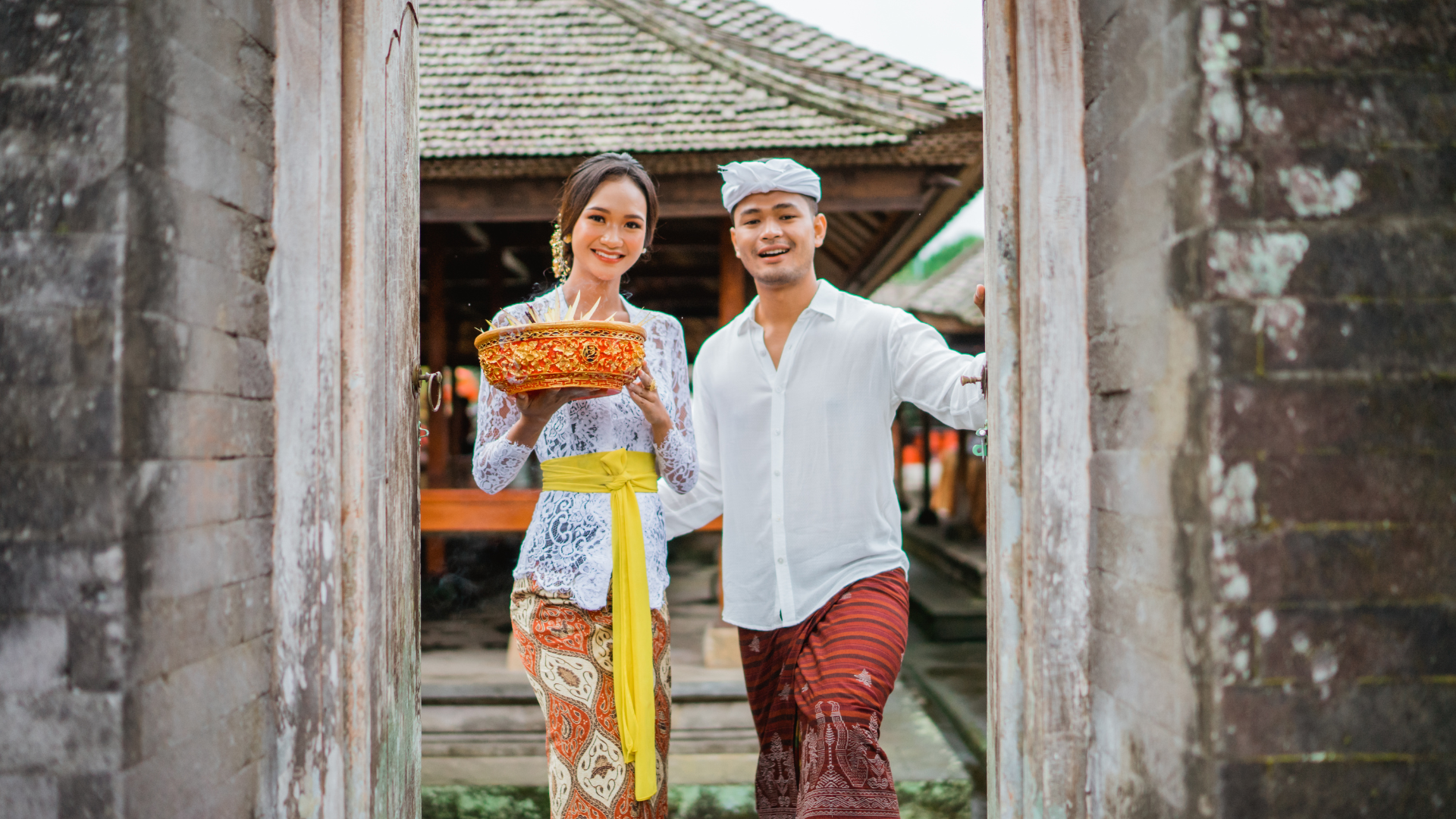 Travel to Bali Advice - 6 Tips - YOEXPLORE - Balinese Outfit